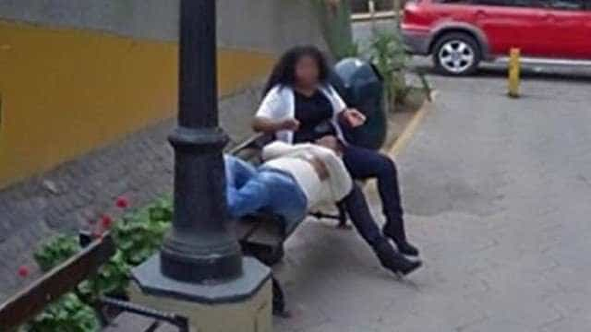 Homem flagra traição de esposa pelo Google Street View e pede divórcio