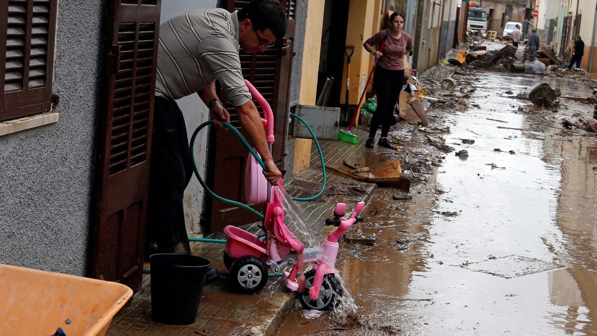 Tempestade mata 12 em ilha na Espanha; criança está desaparecida