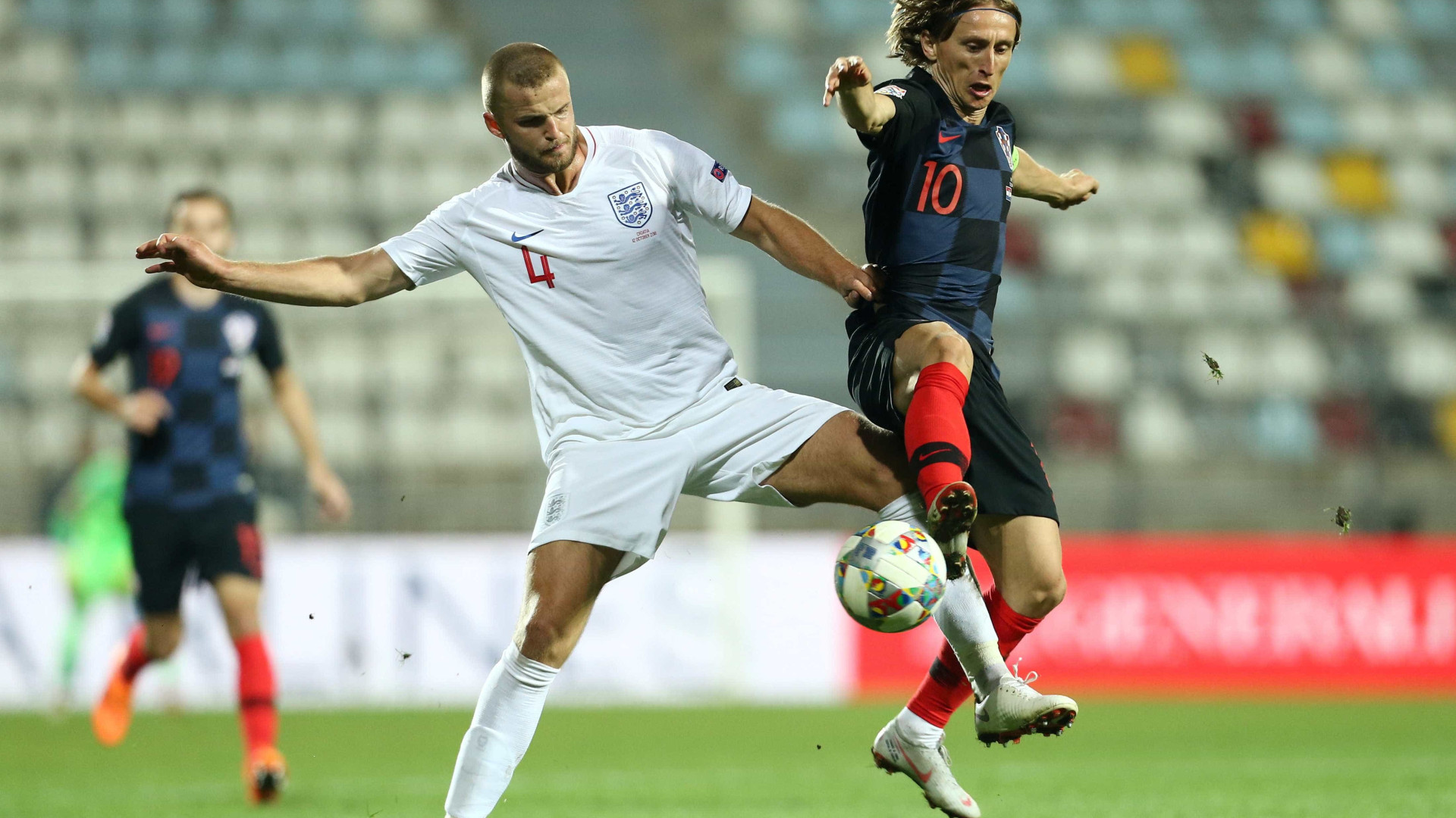 Croácia e Inglaterra empatam com portões fechados