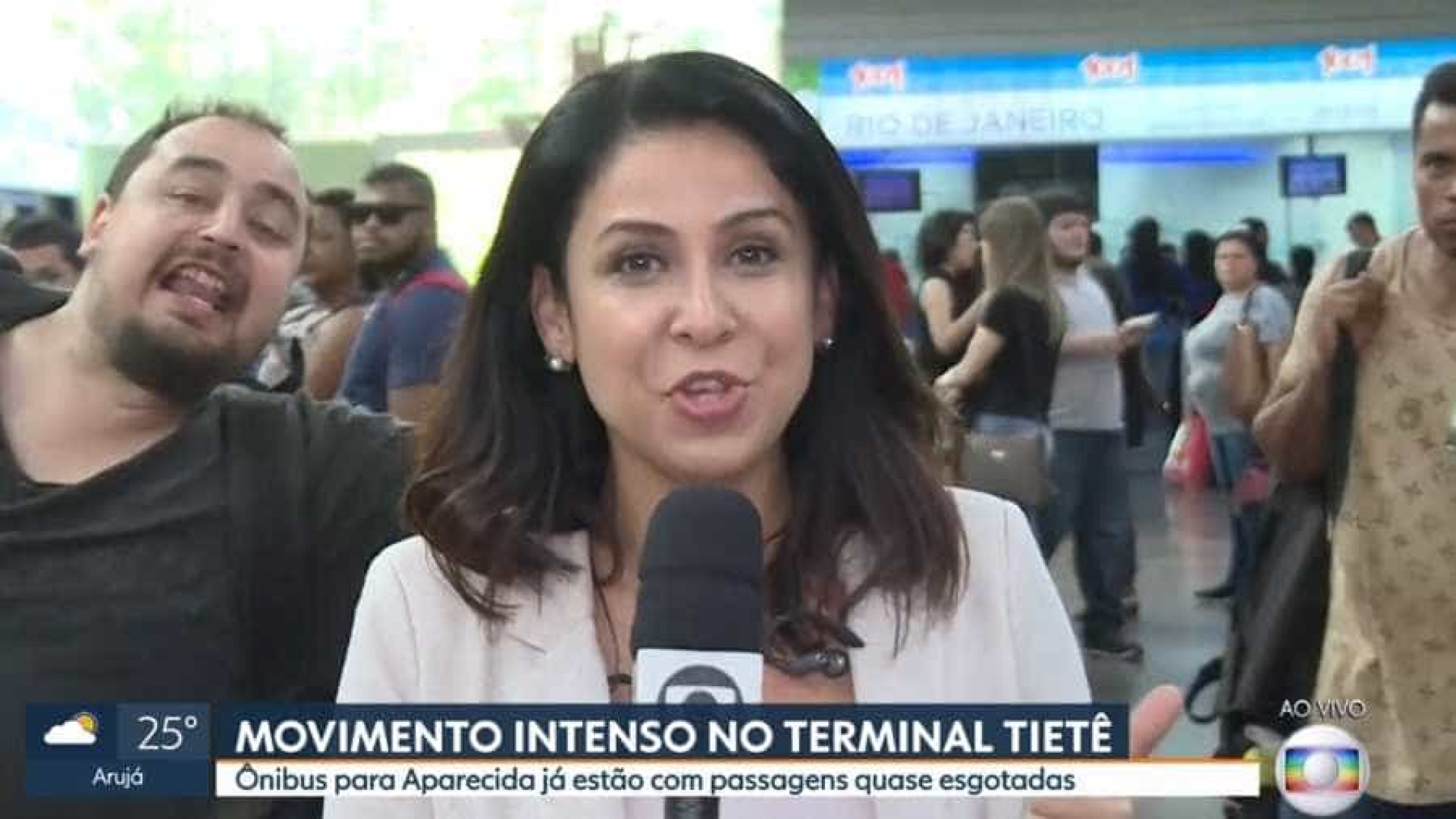 Homem 'invade' transmissão ao vivo da Globo e grita 'Ele não'