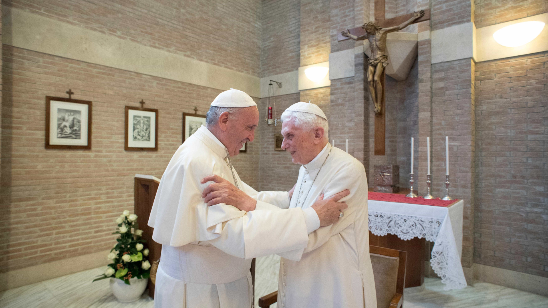 Papa Francisco visita Joseph Ratzinger no Vaticano