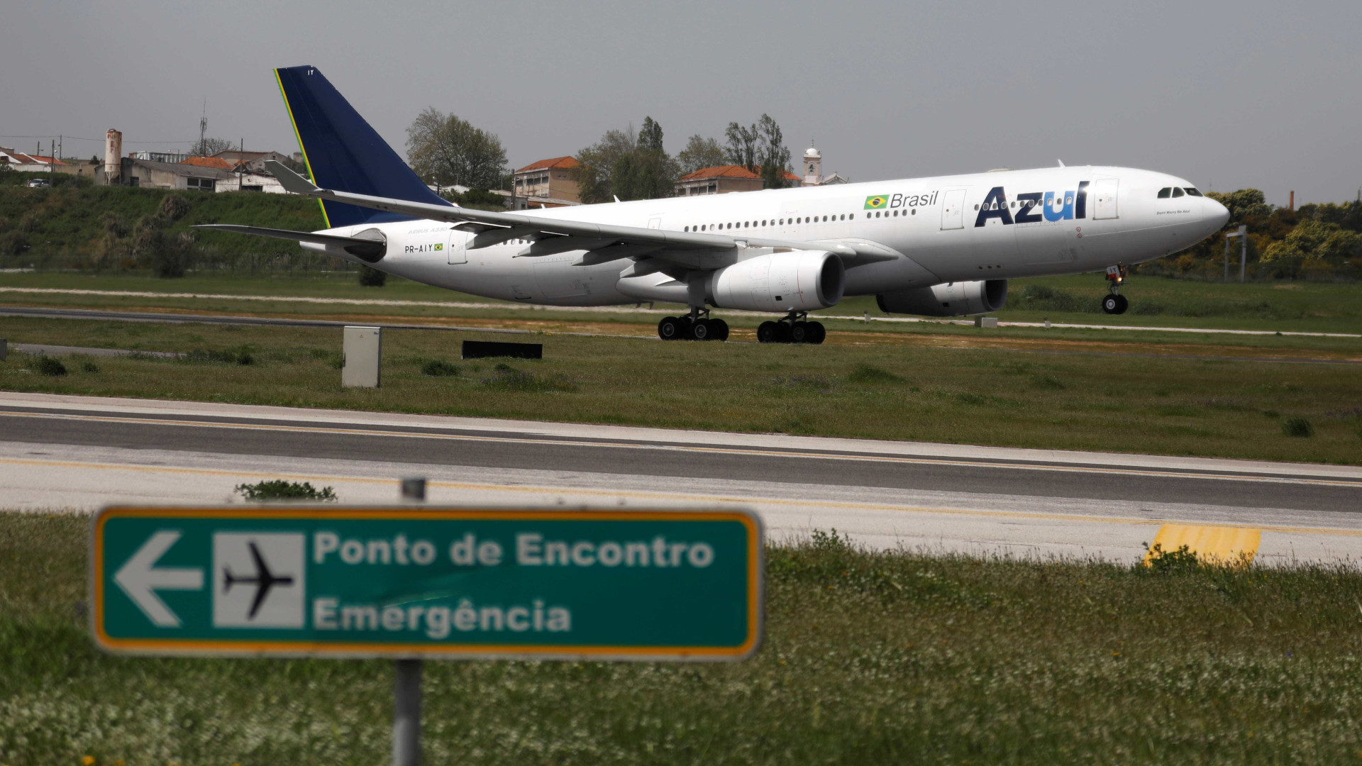 Avião muda rota após ser atingido por raio: 'Vimos fogo e faíscas'