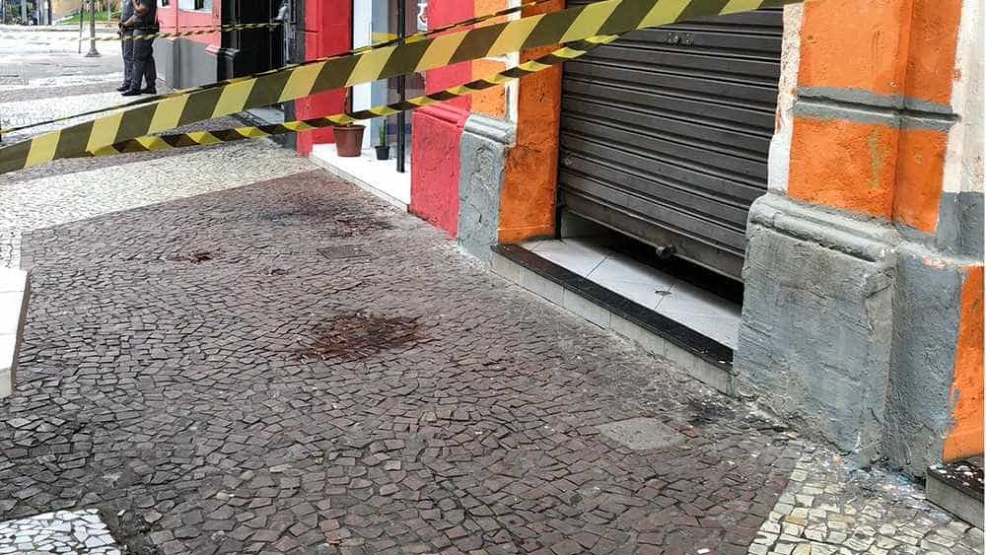 Travesti ÃÂ© morta a facadas em bar sob gritos de 'Bolsonaro'