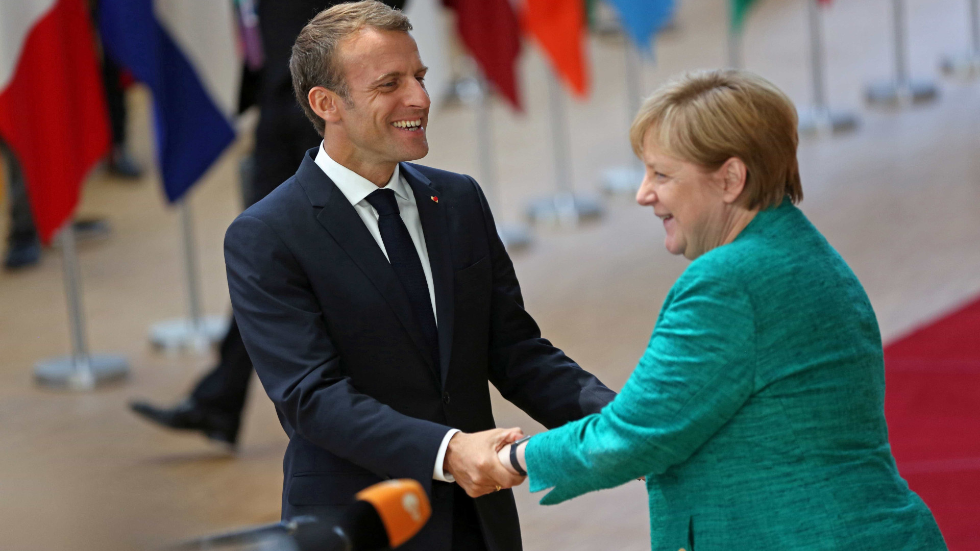 Após cúpula sobre Brexit, Macron e Merkel vão a bar em Bruxelas