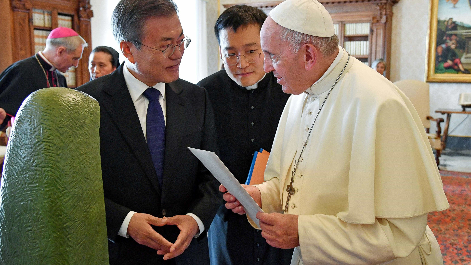 Presidente sul-coreano leva convite de Kim Jong-un ao papa Francisco