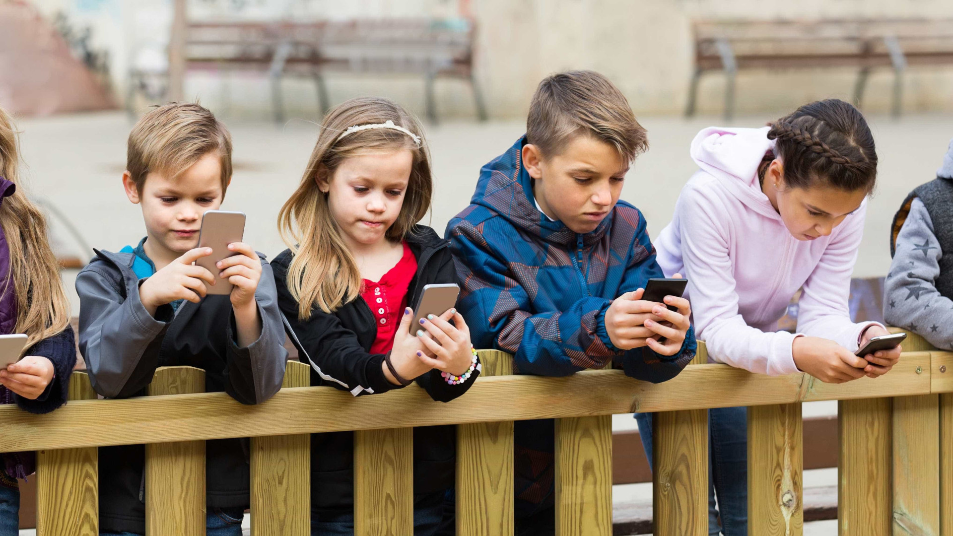 Mães controlam mais o uso de smartphones pelos filhos do que os pais