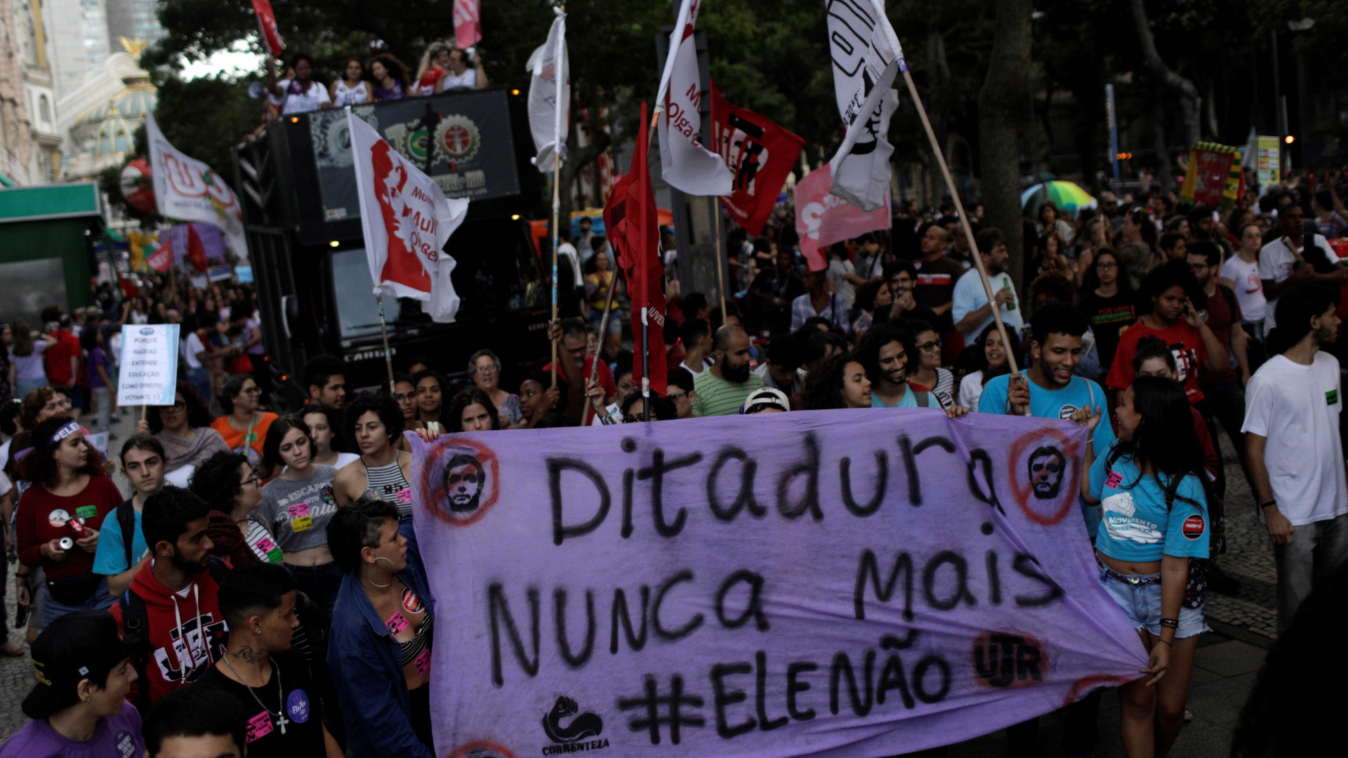 Manifestantes voltam a protestar contra Bolsonaro pelo Brasil