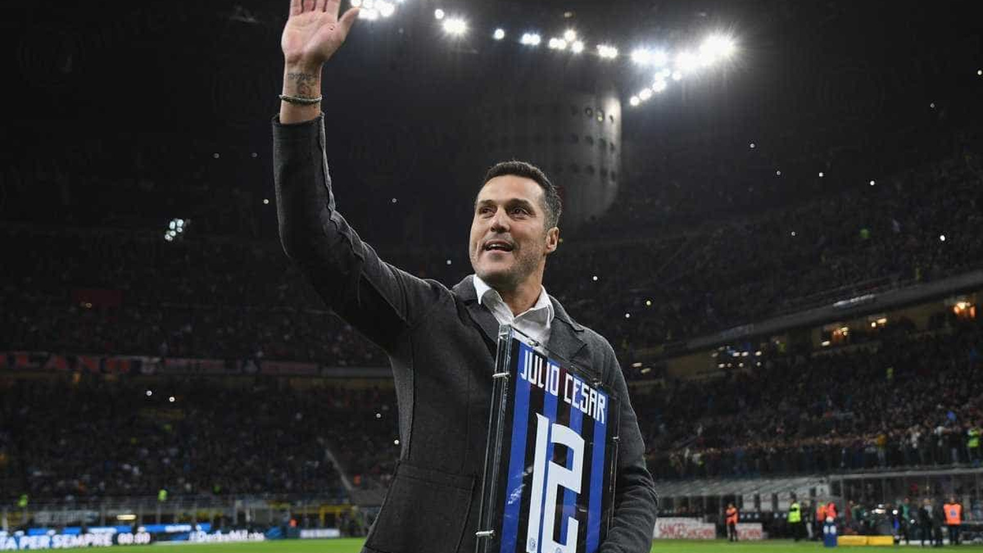 Júlio César é homenageado pela Inter antes de clássico com o Milan