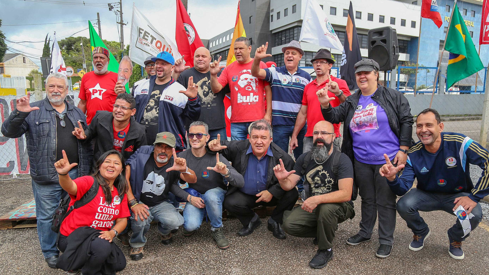 Militantes comemoram aniversário de Lula na porta da PF em Curitiba