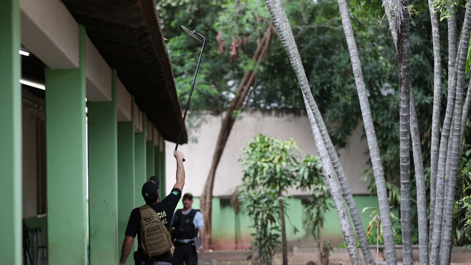 Policiais fazem varredura no local de votaÃ§Ã£o de Jair Bolsonaro
