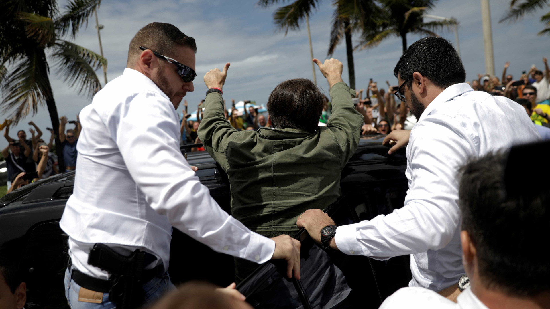 Bolsonaro vai a banco e na volta encontra protesto na porta de casa