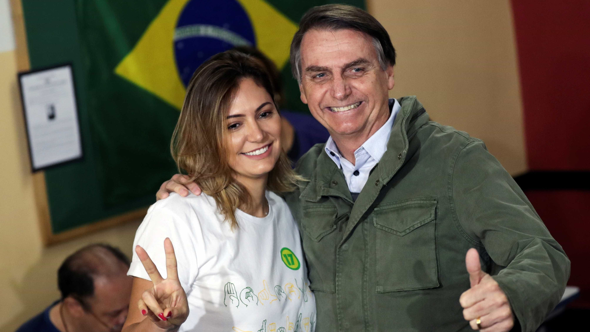 Bolsonaro passa a manhã com famÃlia e grupo de deficientes auditivos