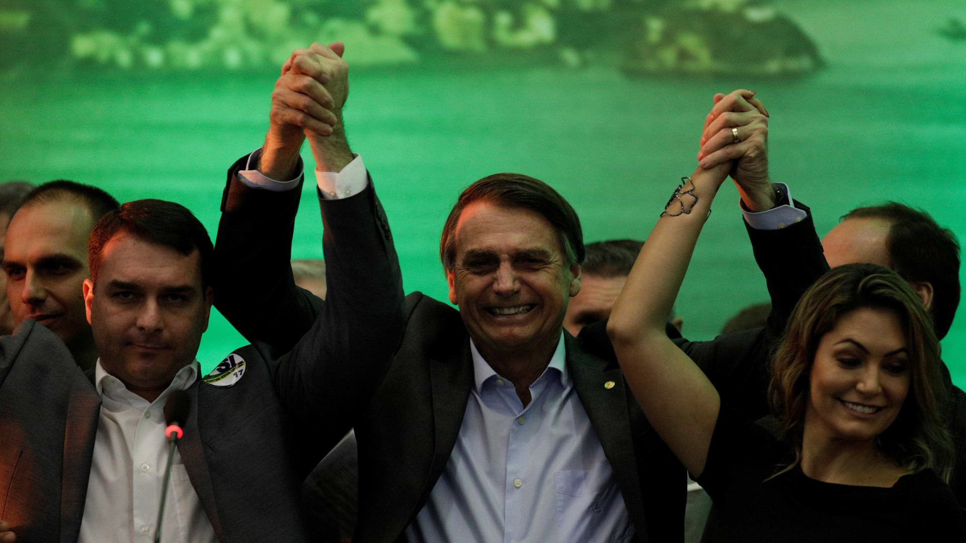 Irmãos Bolsonaro prestaram homenagens a ex-assessor citado pelo Coaf