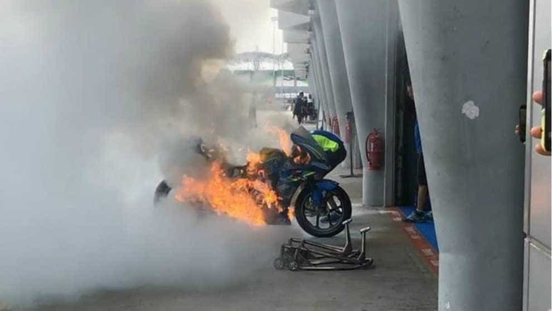 Moto de piloto espanhol pega fogo em Circuito na Malásia