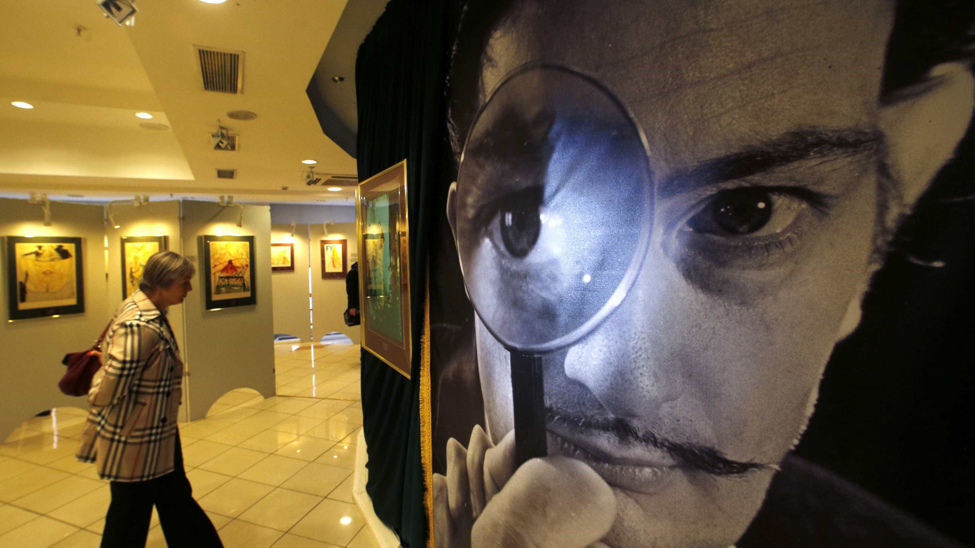 Vídeo: jovens danificam obra de Salvador Dalí ao fazer selfie em museu