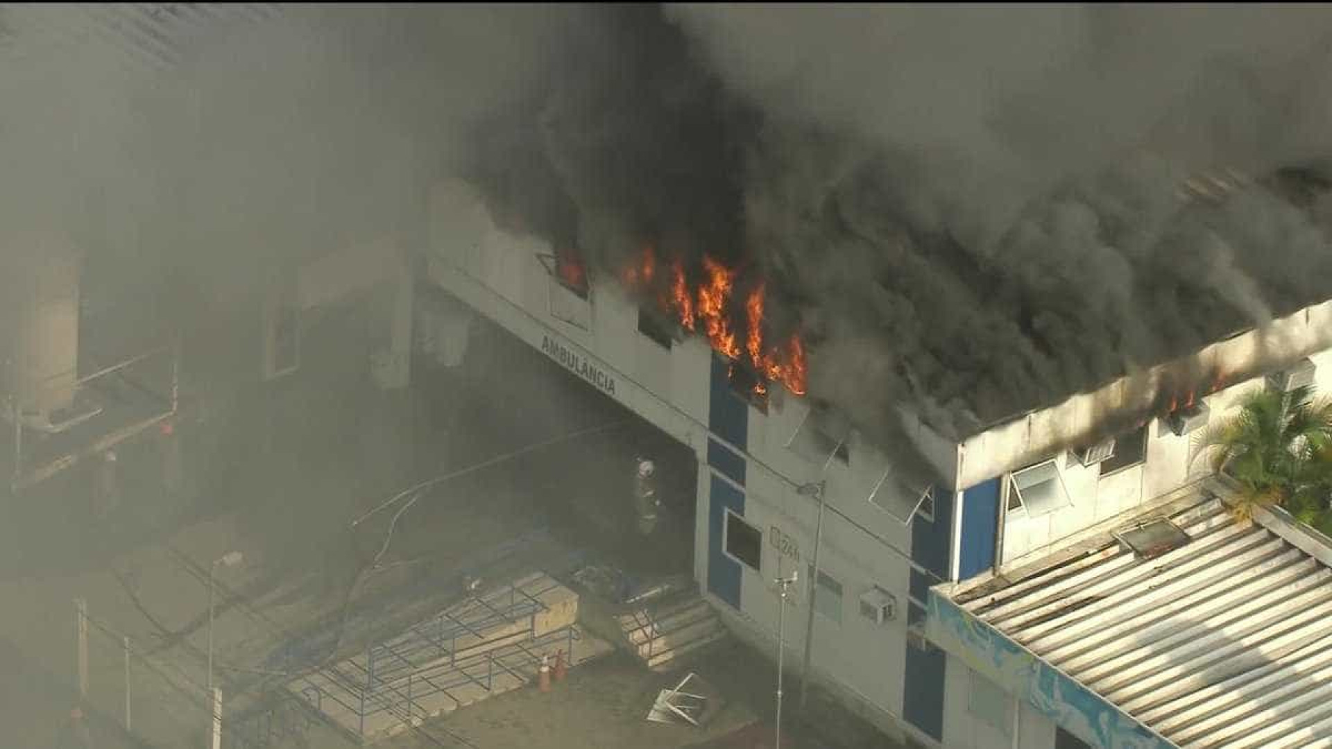 Incêndio de grandes proporções atinge hospital no Rio; três morrem