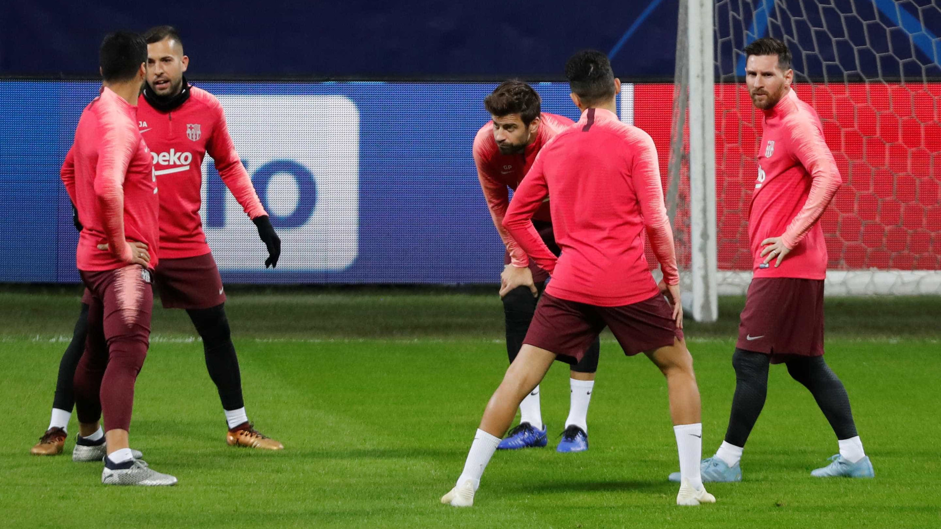 Com Messi relacionado, Barcelona busca vaga antecipada na Champions