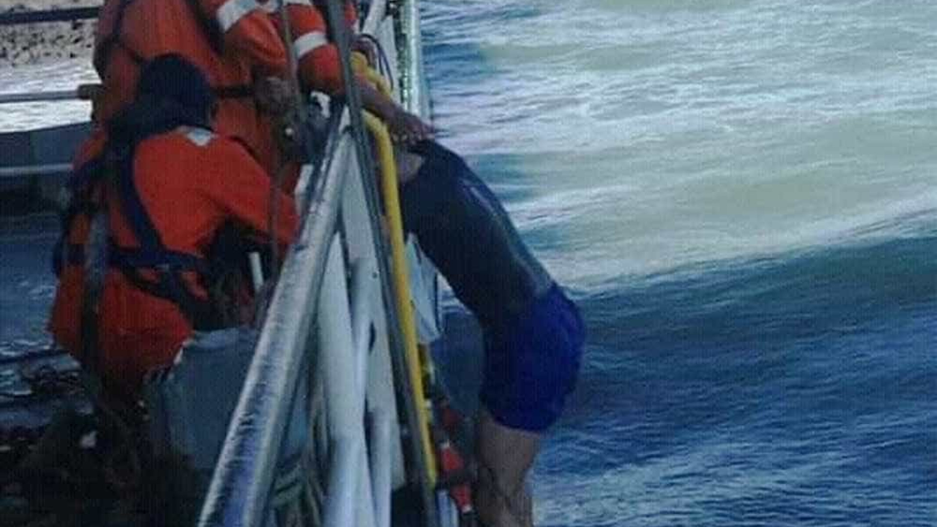 Surfista é arrastado por correnteza em alto mar e sobrevive