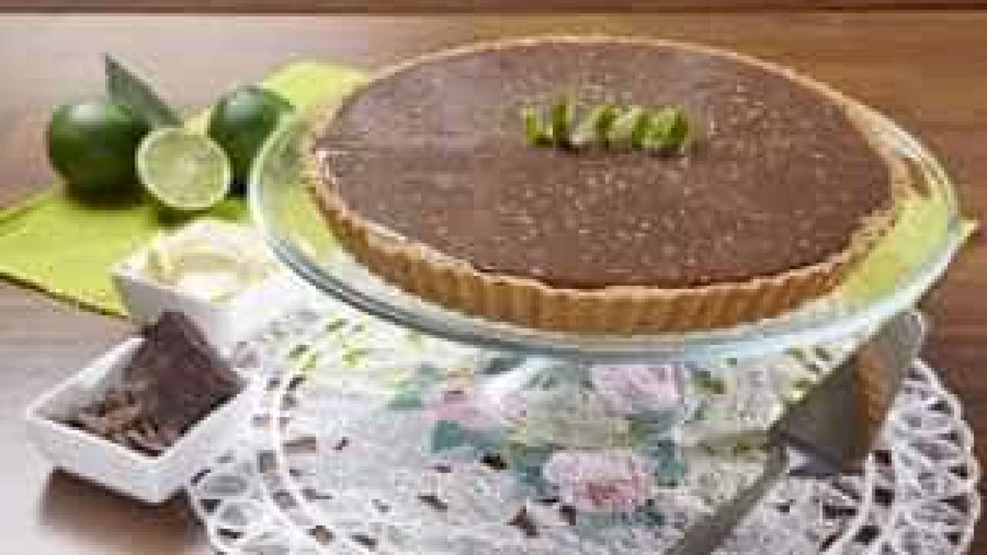 Torta de limão com chocolate é perfeita para adoçar no calor; aprenda
