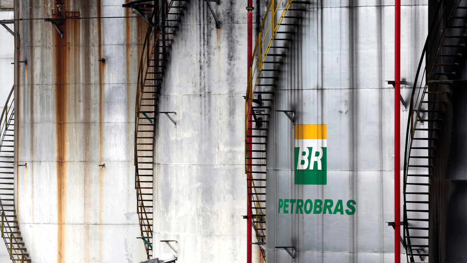 Emperrada, venda de refinarias da Petrobras ficará para Bolsonaro