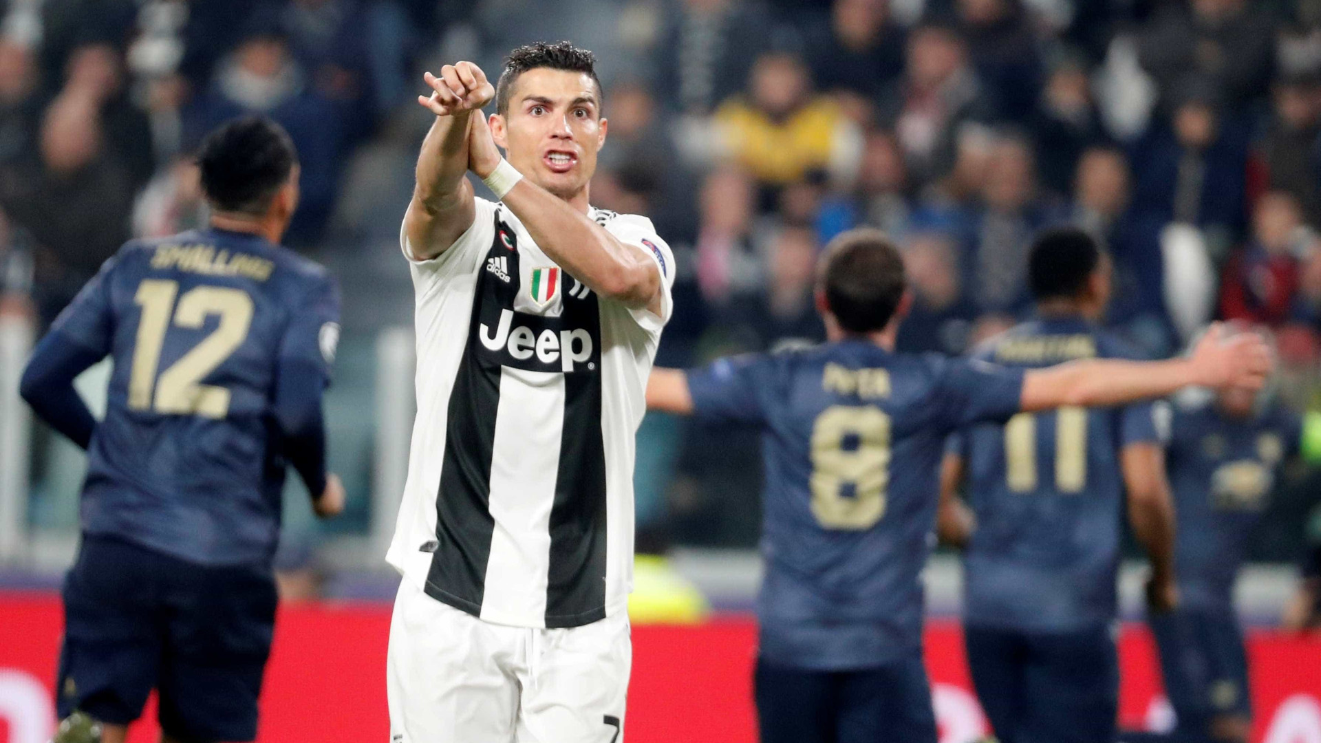 Cristiano Ronaldo faz golaço, mas Juve leva virada do United em Turim