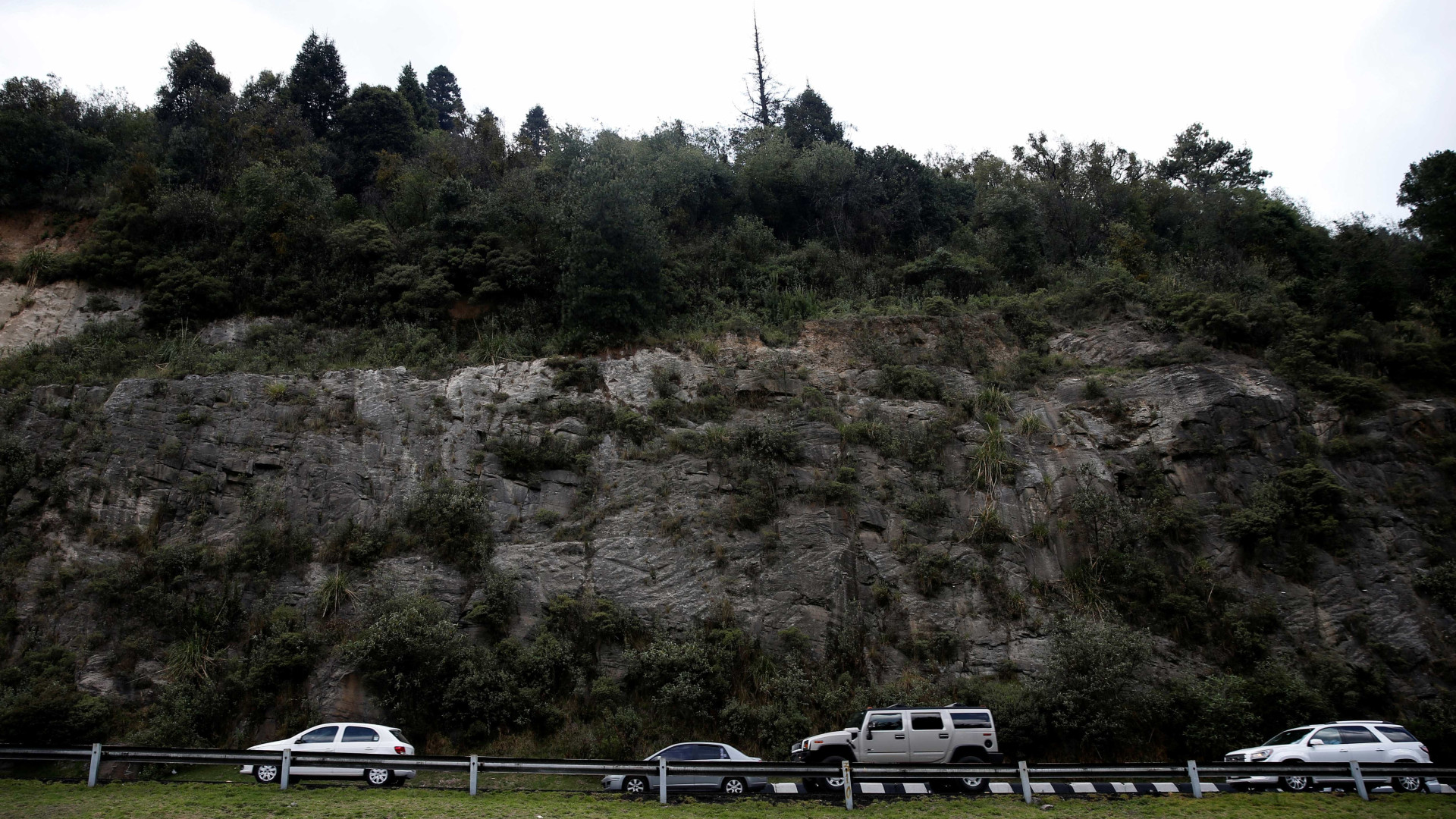 Trailer passa por cima de veículos e deixa oito mortos no México