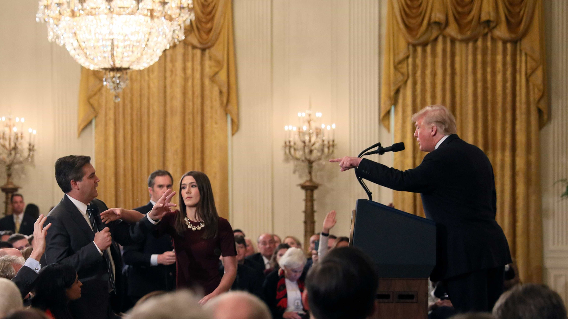 Jornalista da 'CNN' que discutiu com Trump é suspenso pela Casa Branca
