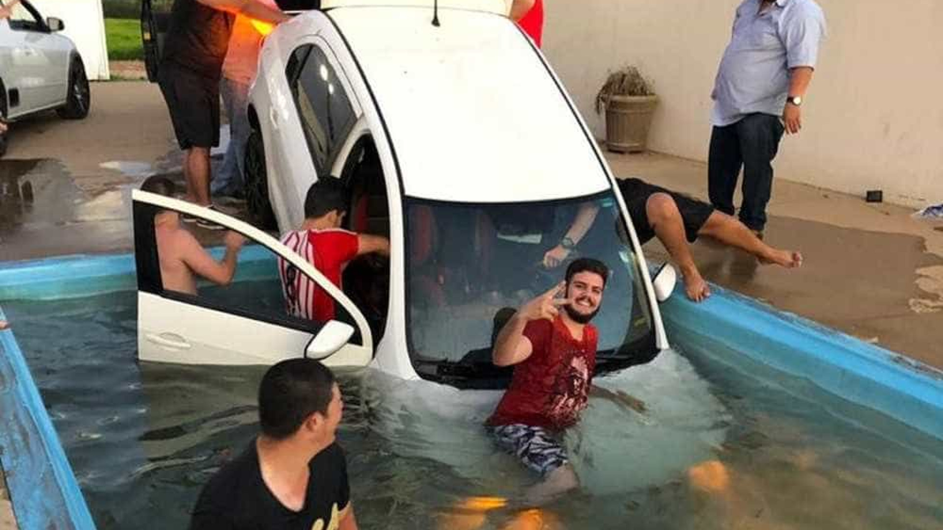 Carro cai em piscina durante festa e 'resgate' viraliza