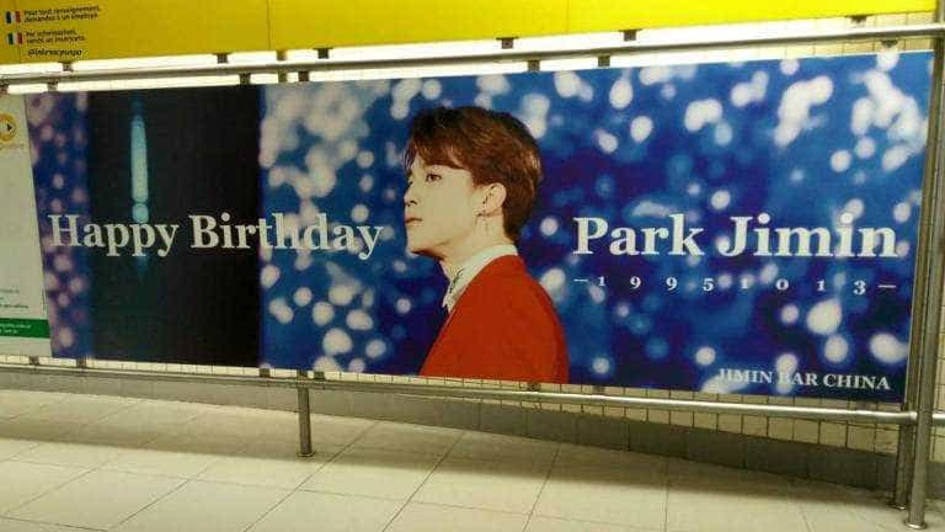 Fãs de BTS colocam anúncio no metrô para comemorar aniversário de ídolo