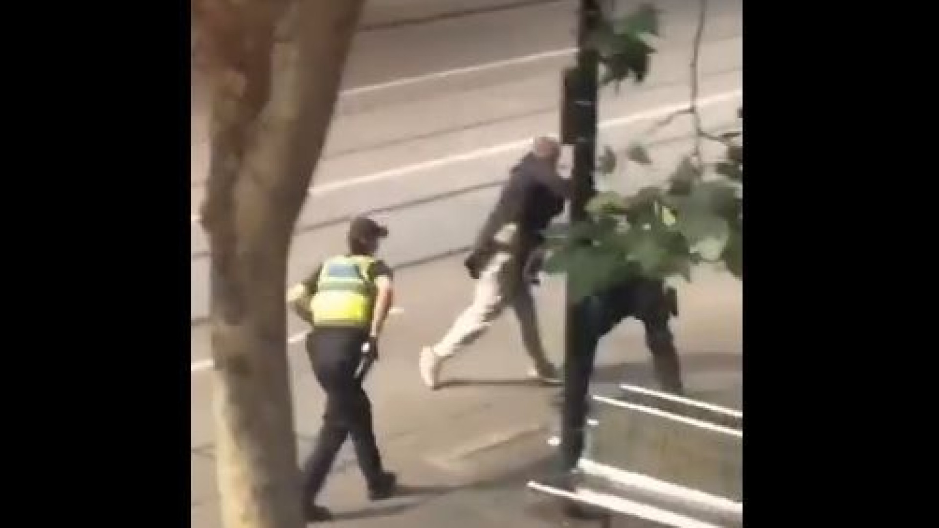 Homem esfaqueia pessoas e ataca policial antes de ser alvejado