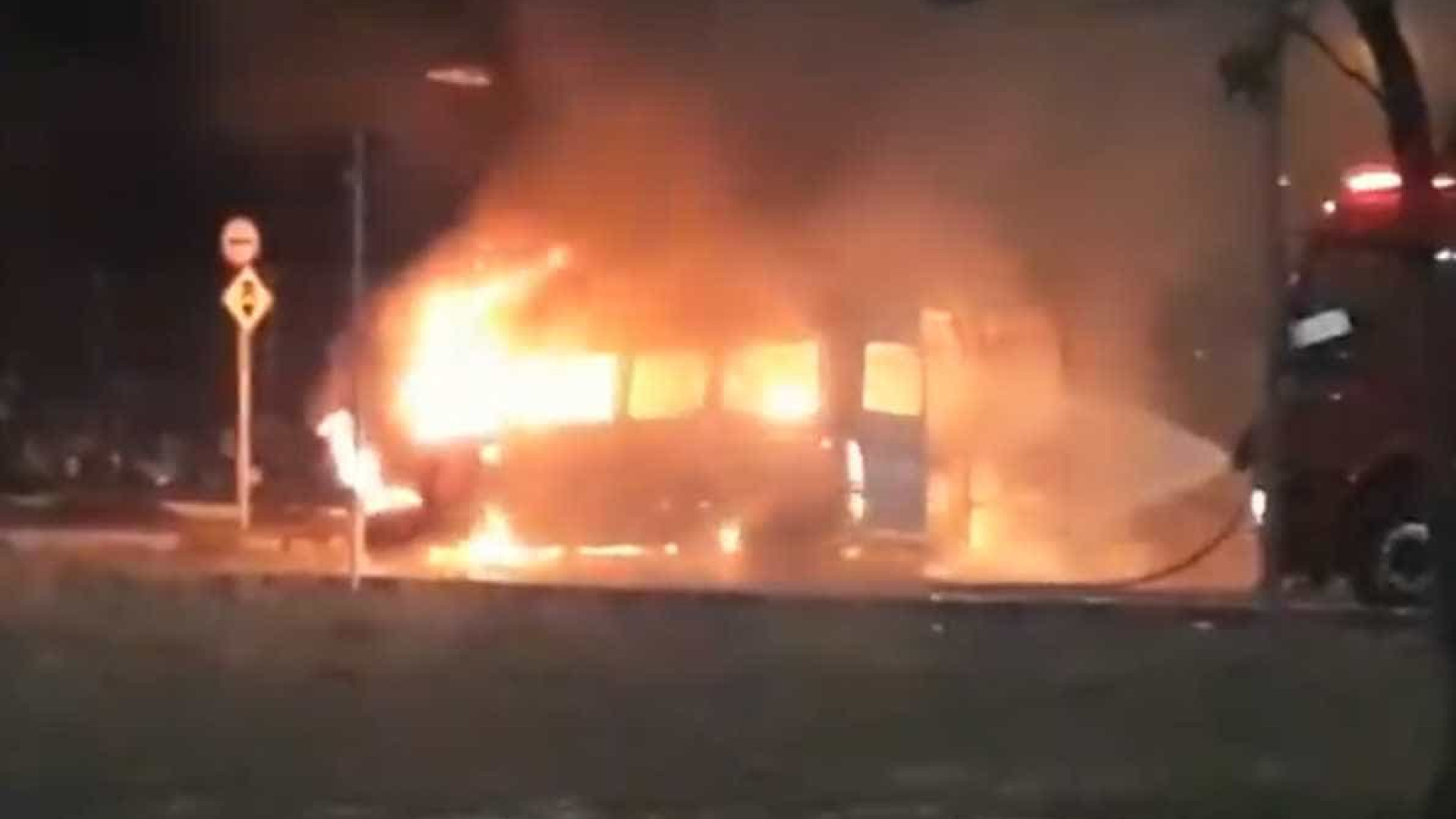 Van que transportava time de futebol pega fogo em Fortaleza