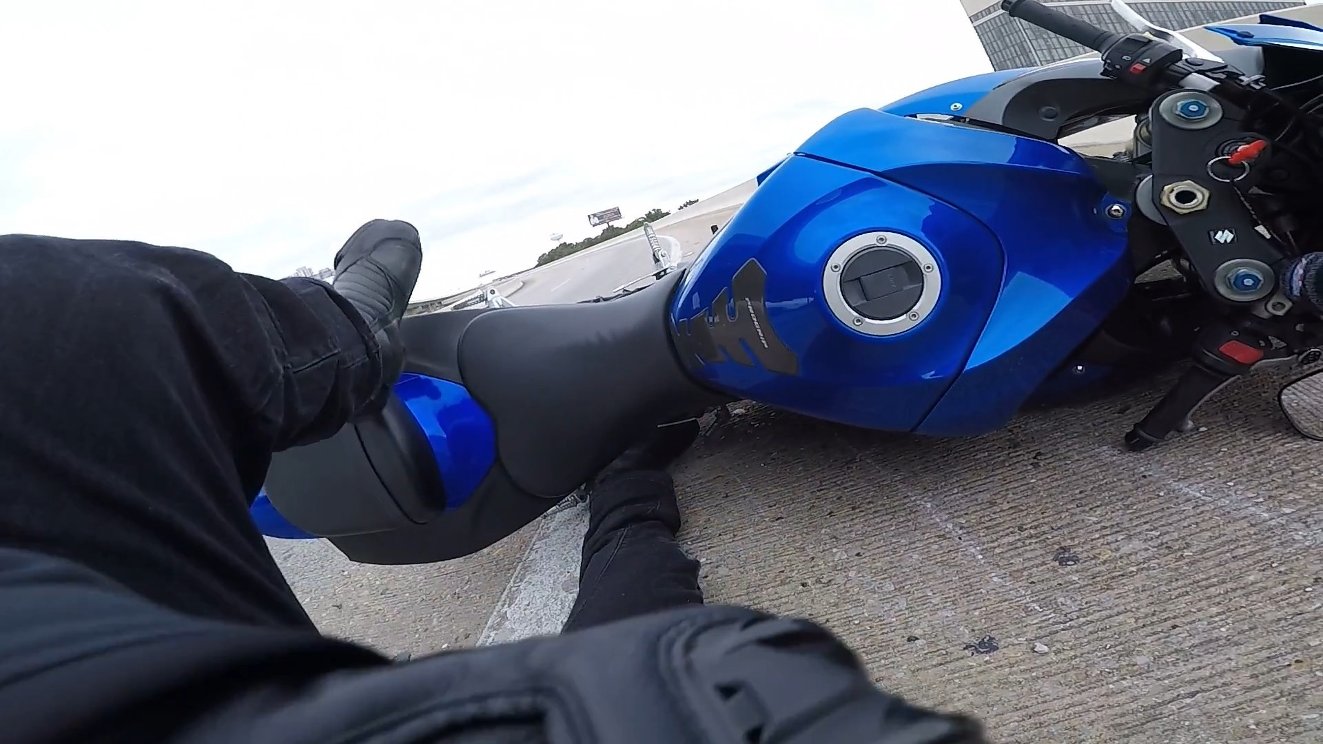 Motoqueiro em alta velocidade se choca contra barreira em rodovia