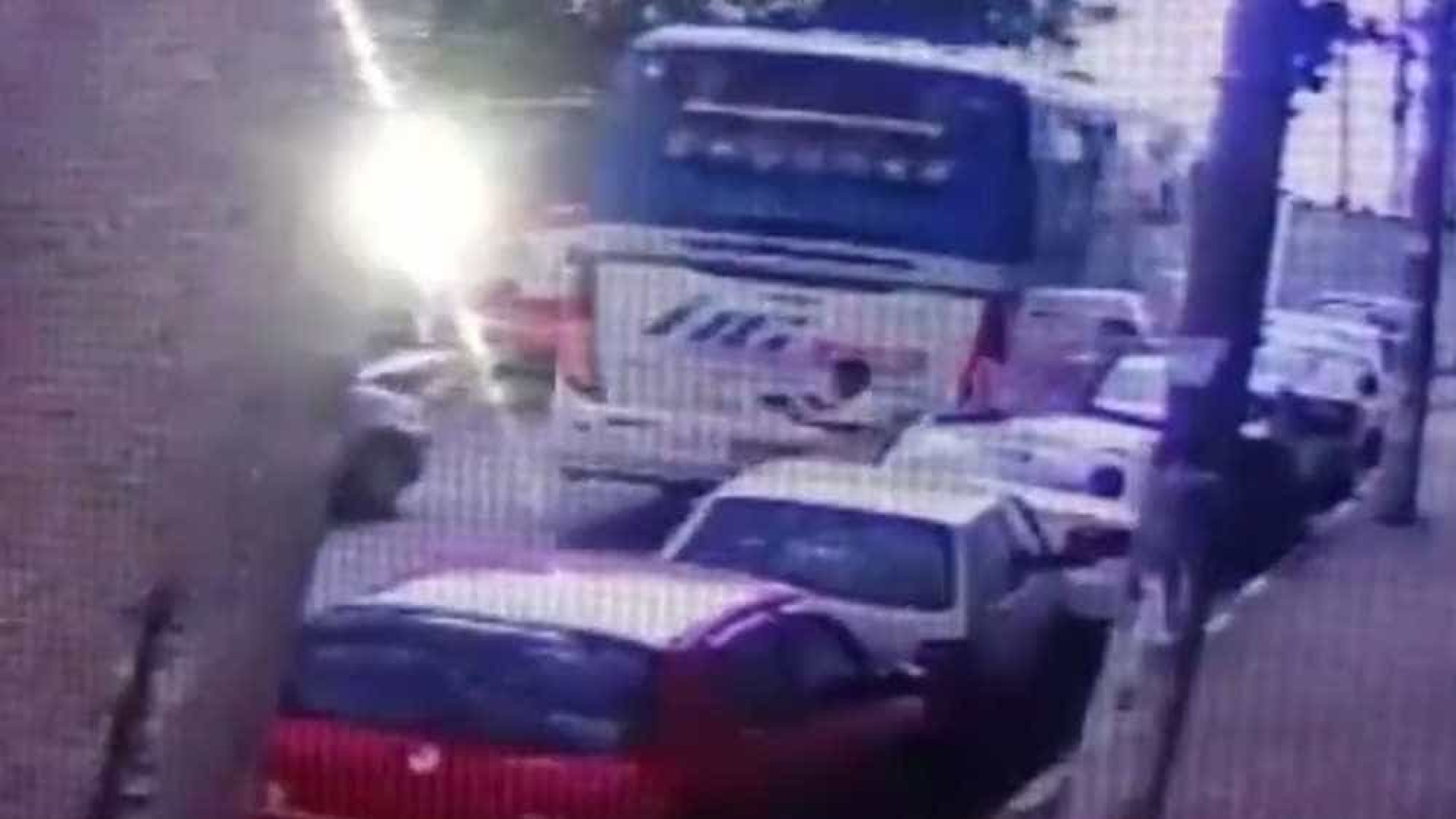 Ônibus arrasta 5 carros e mata uma pessoa em Guarulhos
