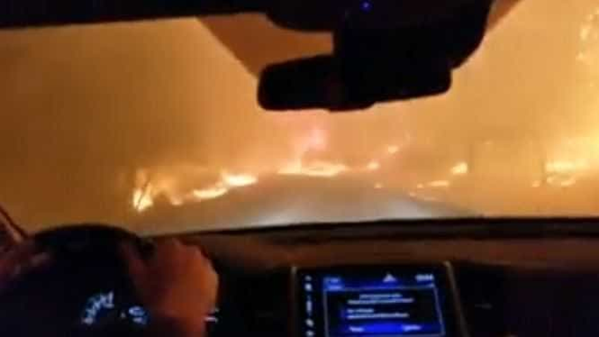 Família arrisca conduzir entre chamas para fugir de incêndio