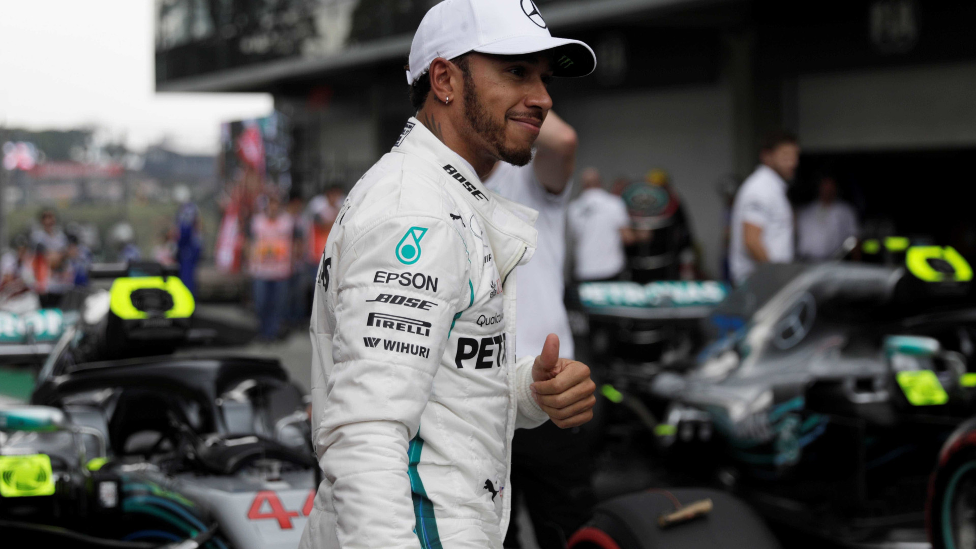 Hamilton quebra recorde 2 vezes e confirma pole position no grid em SP