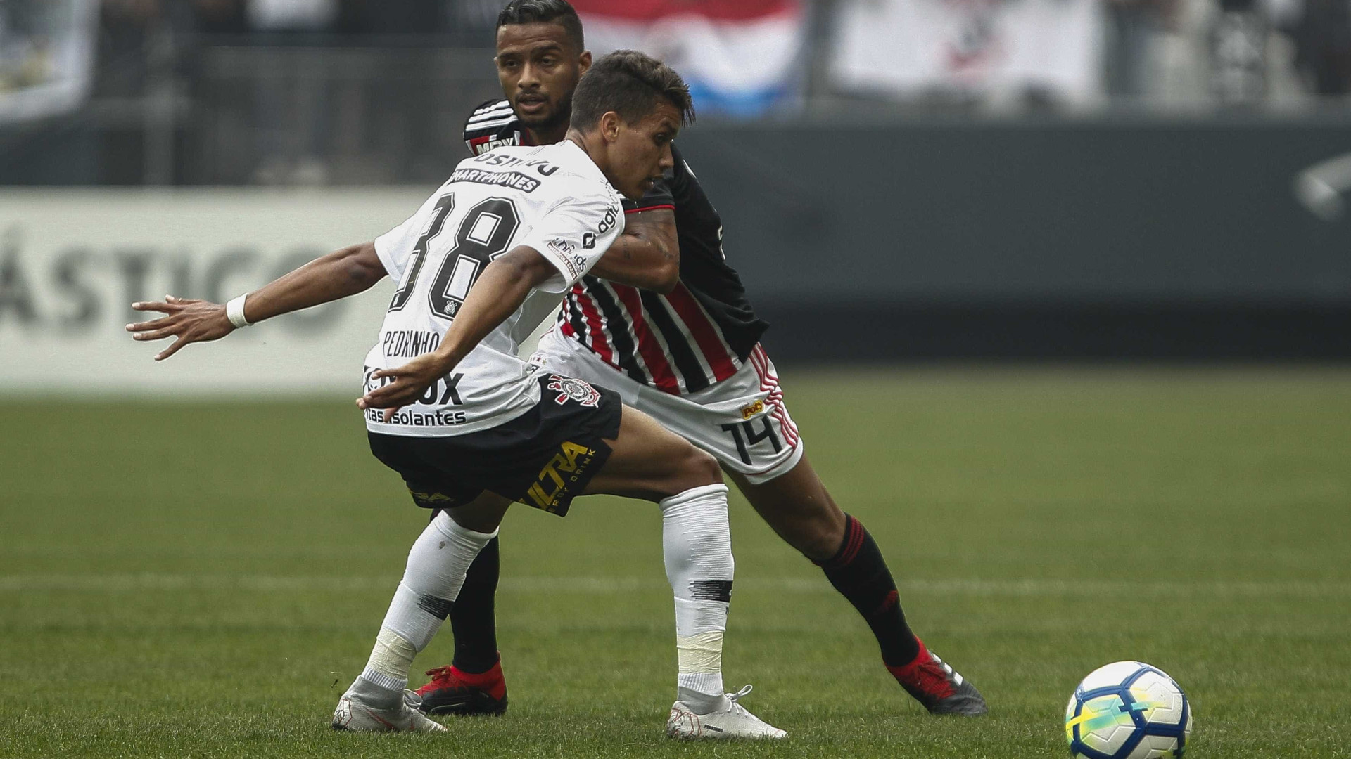 Corinthians e São Paulo empatam em clássico polêmico no Itaquerão