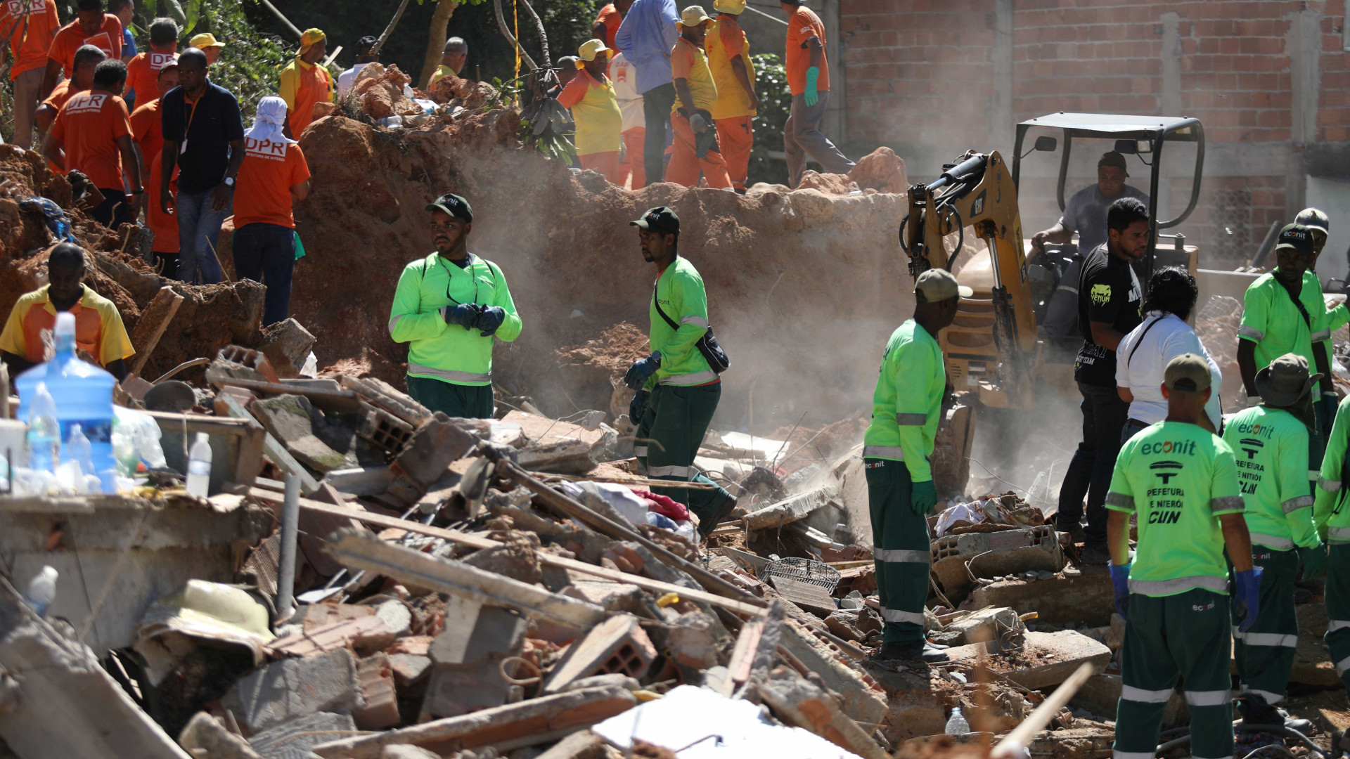 Sobe para 15 o número de mortos em deslizamento em Niterói
