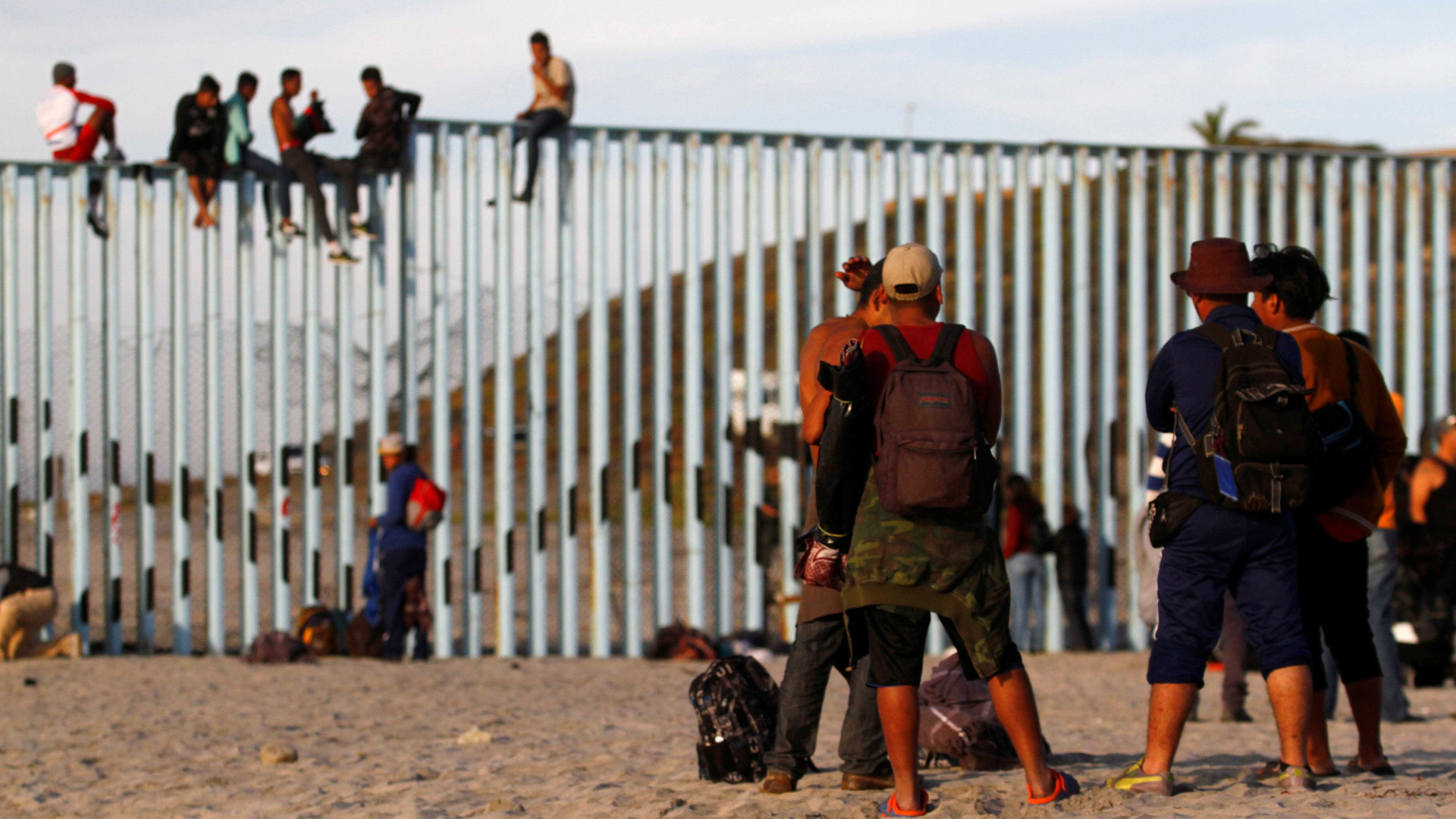 Marcha de imigrantes chega à fronteira do México com os EUA
