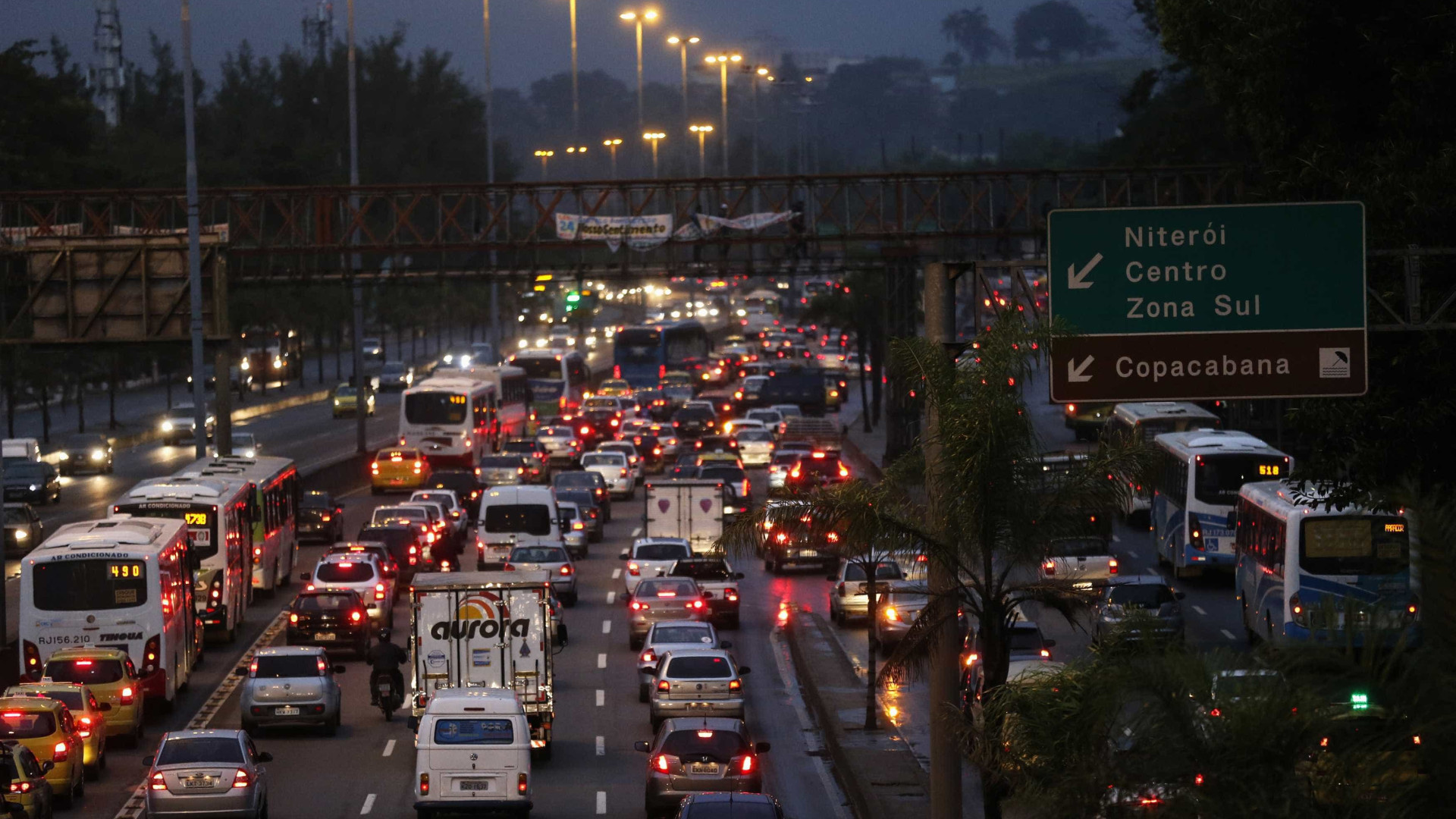 Bandidos fazem arrastão em rodovia no Rio e levam pânico a motoristas