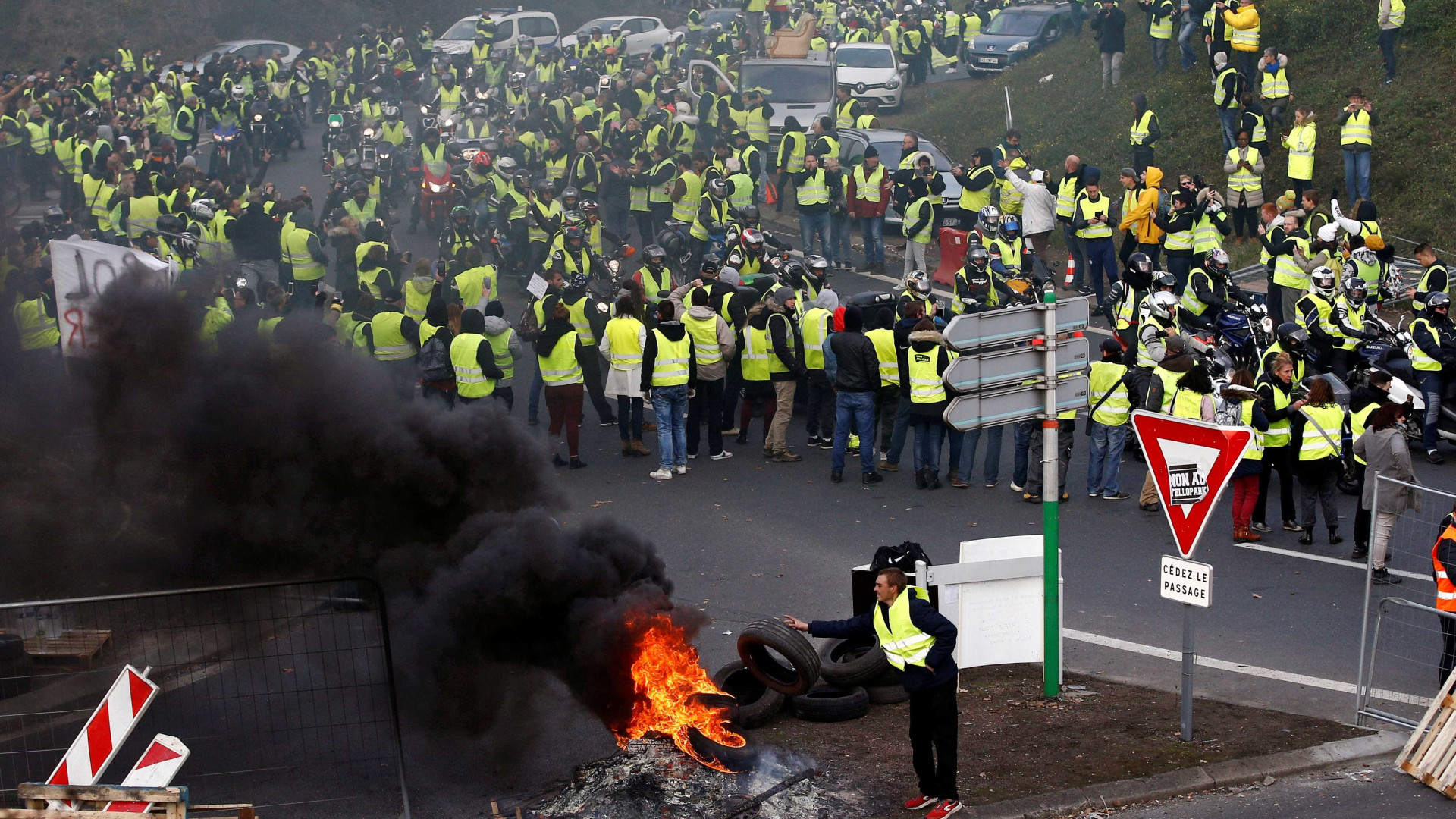 Protestos contra Macron deixam um morto e centenas de feridos na França