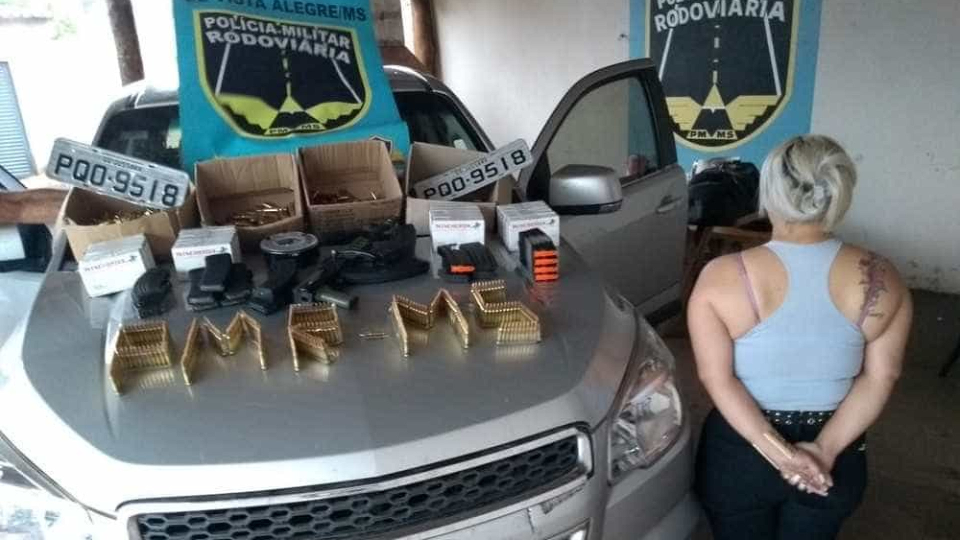 Mulher é presa com fuzil e 2500 munições; filha de 5 anos estava junto