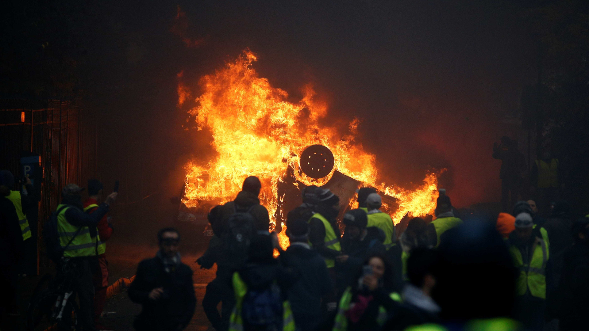 Mais de 200 são presos e 65 ficam feridos em novo protesto em Paris