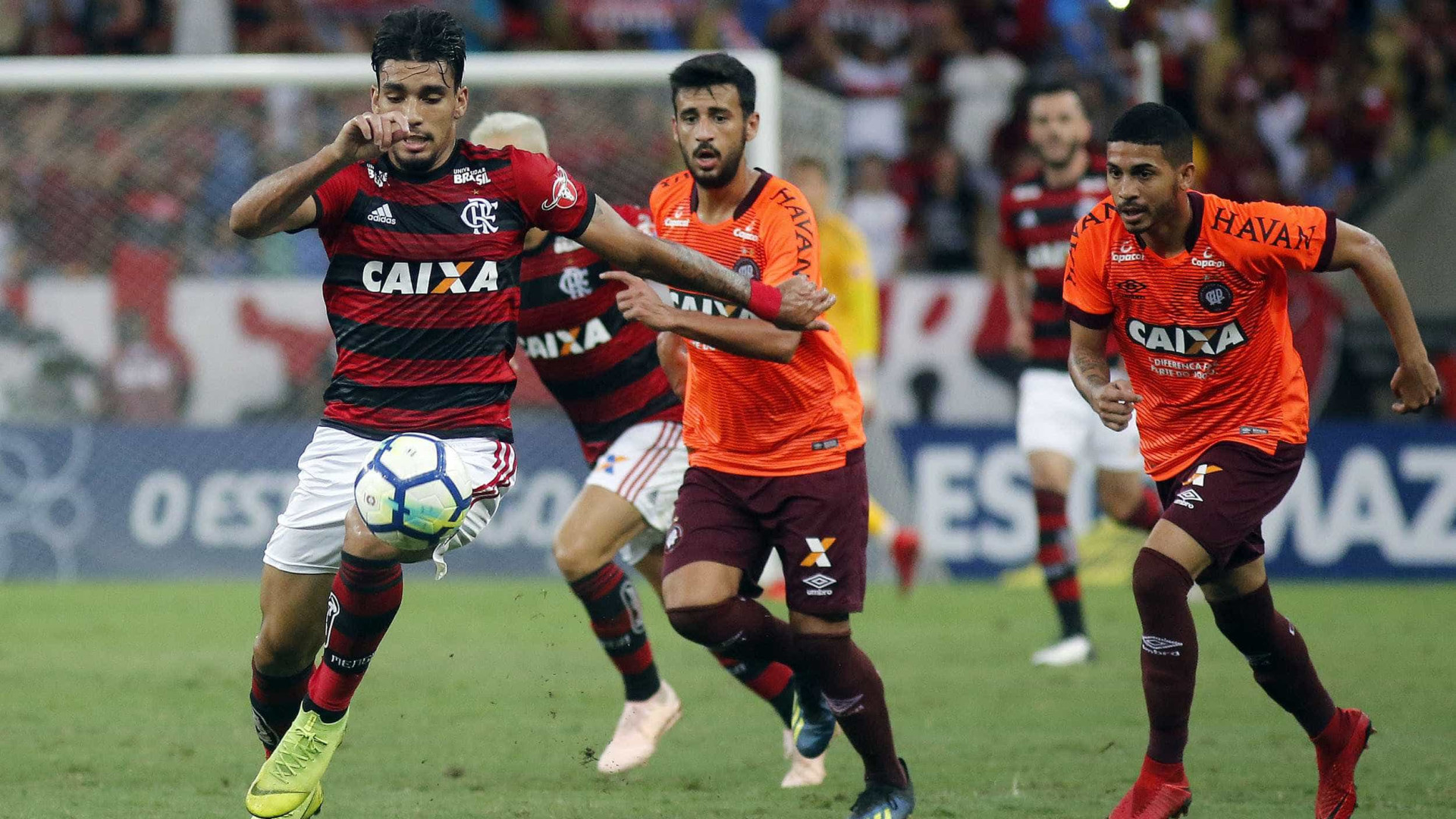 Atlético-PR vira sobre o Flamengo no Maracanã lotado