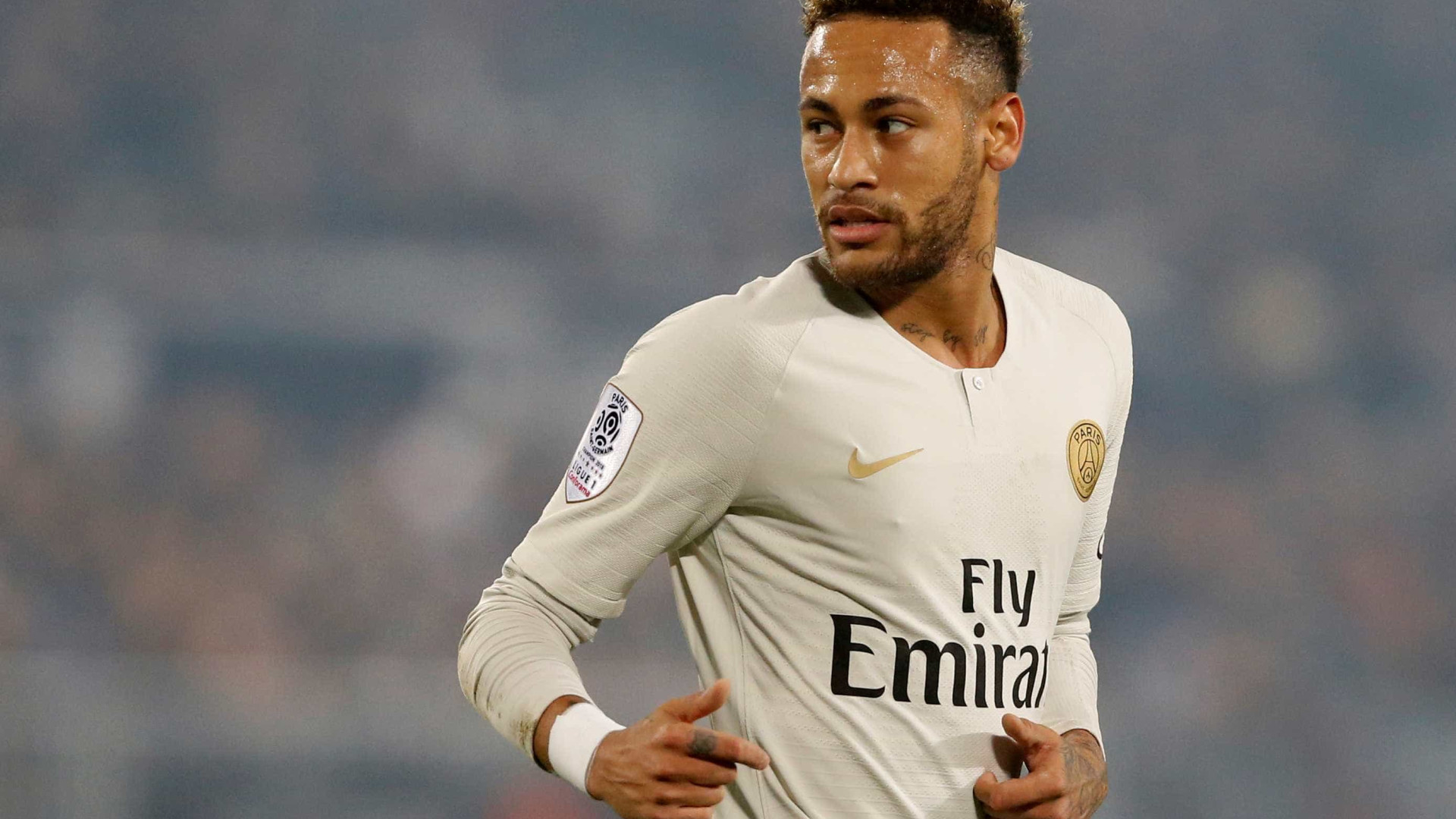 Torcedor invade treino do PSG e reação de Neymar impressiona