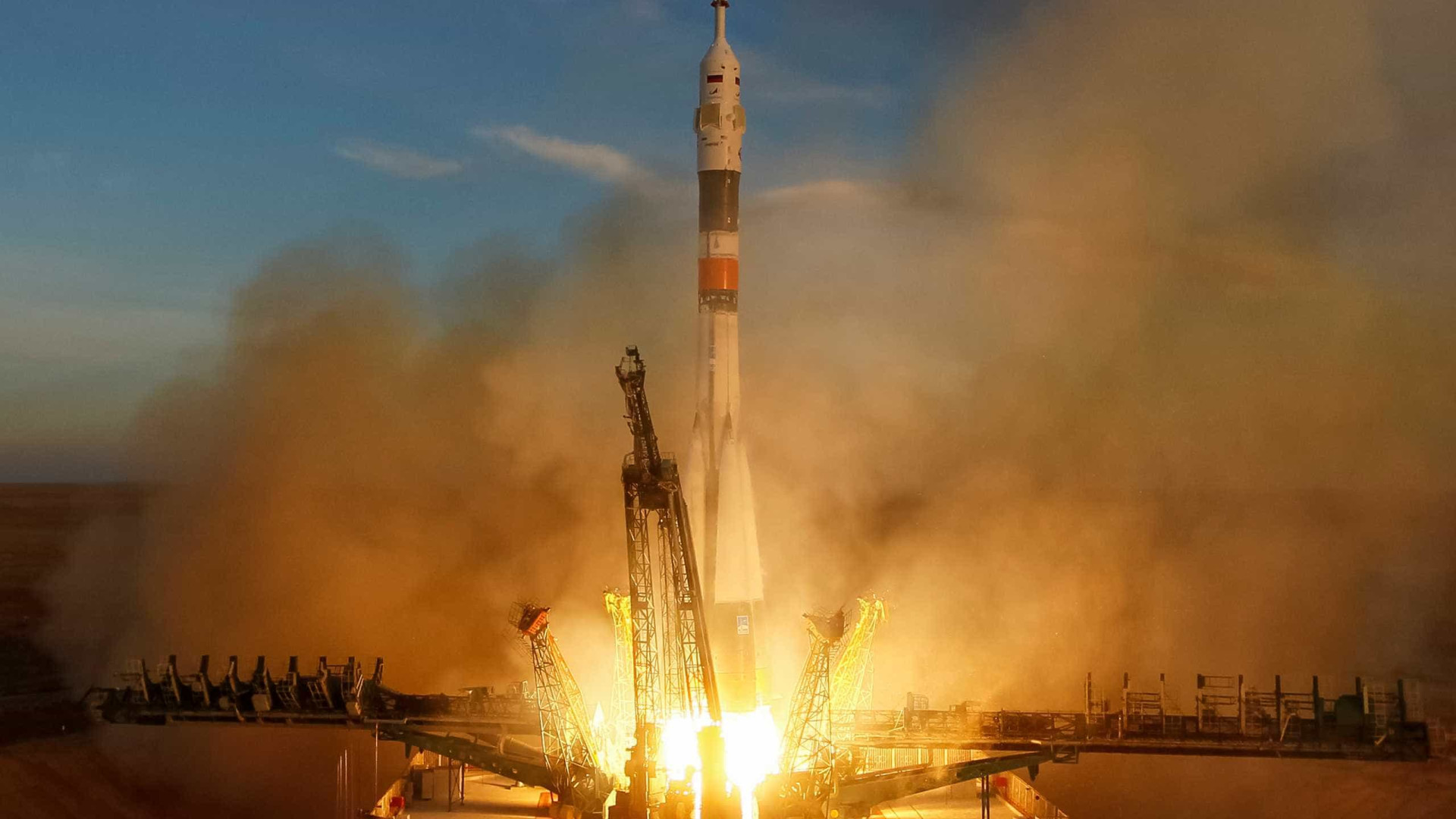 Após fracasso, Soyuz tripulada é lançada com sucesso