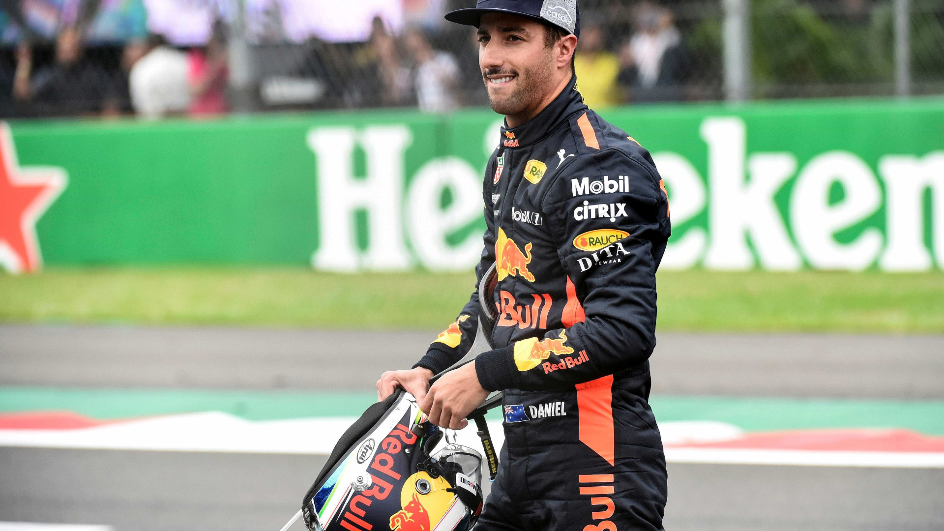 Ricciardo nega pedida salarial alta e diz que alguém o vetou na Ferrari