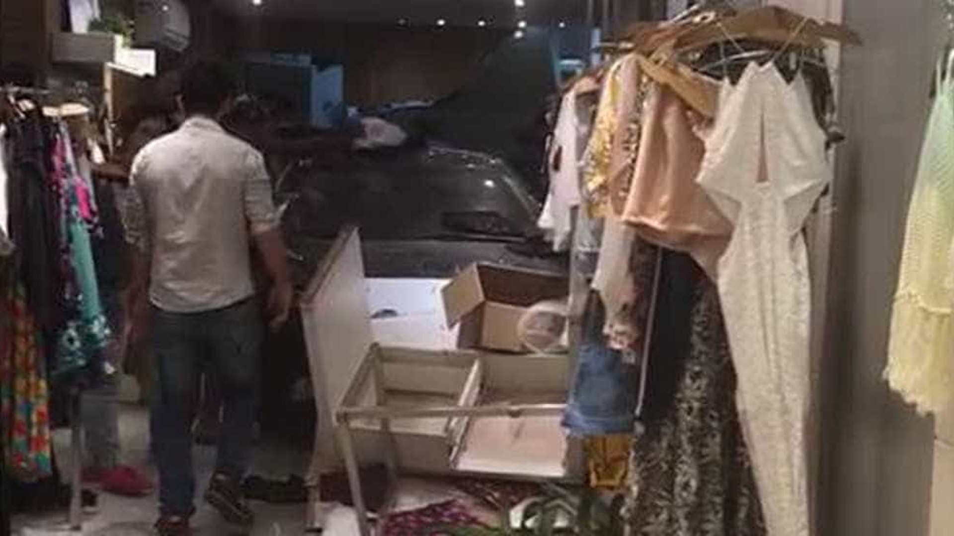 Carro invade loja e deixa feridos em Copacabana