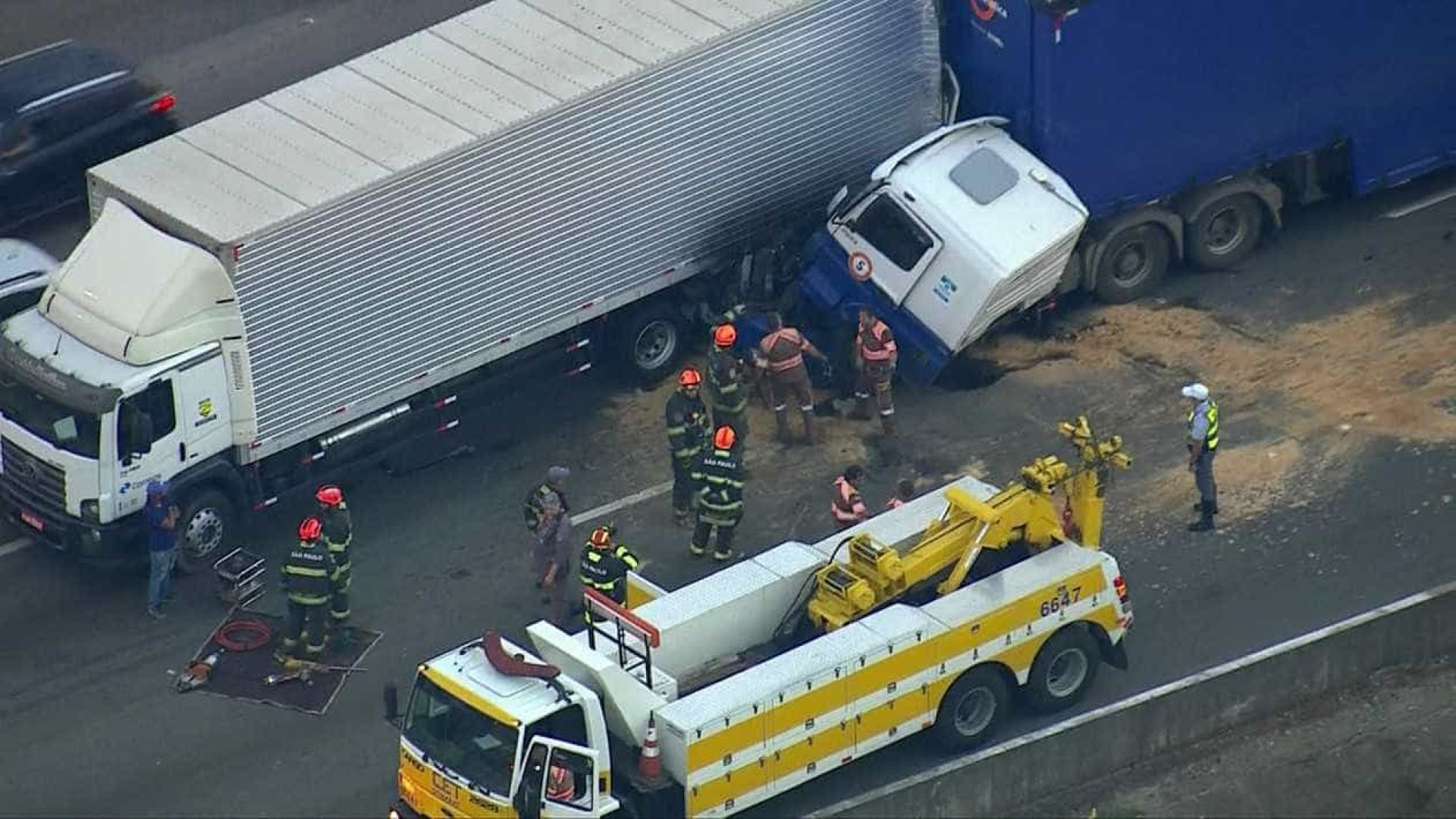 Acidente deixa ferido e interdita pista expressa da Marginal Tietê