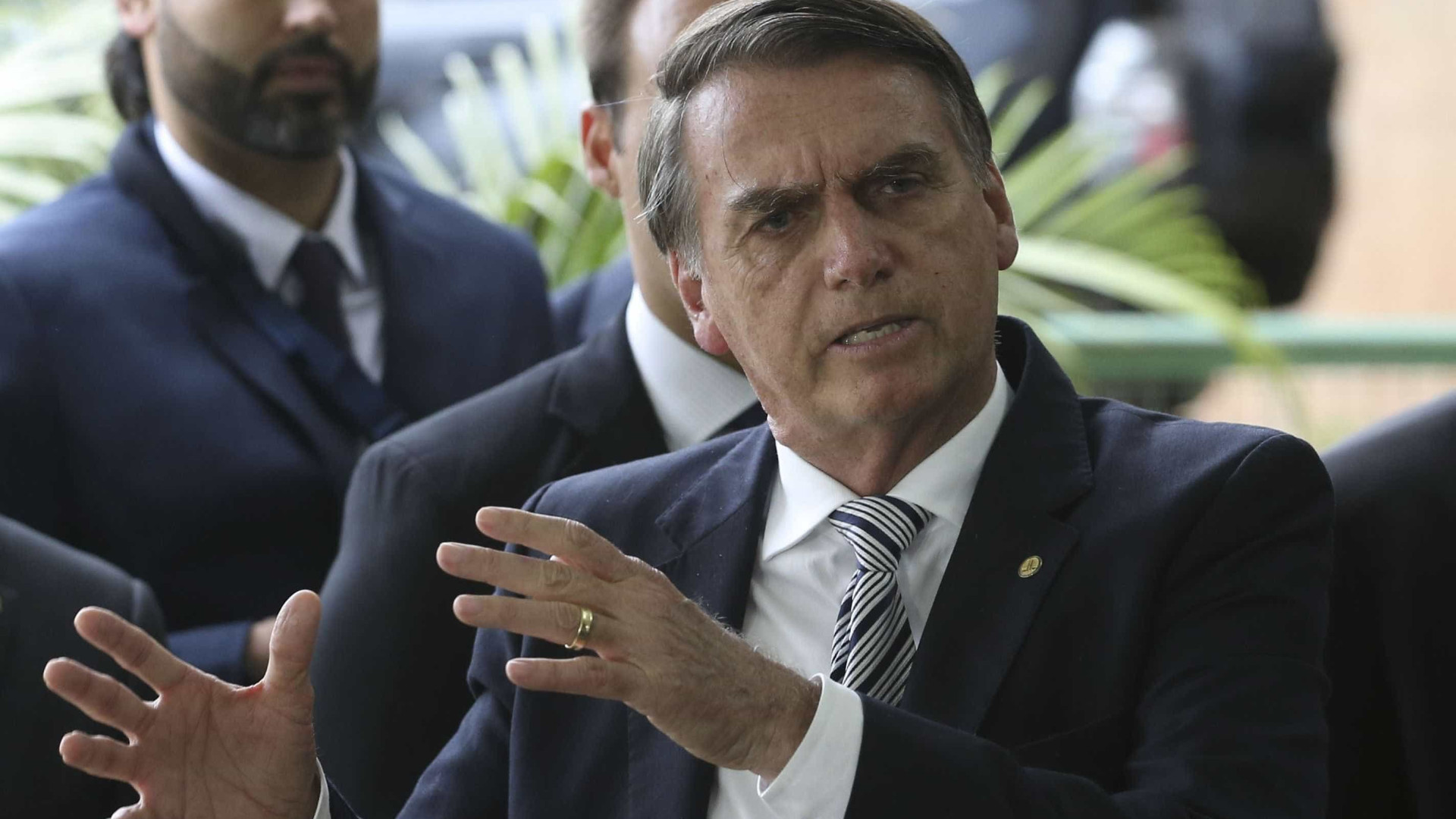Bolsonaro acena a partidos negociação de 2º escalão do governo