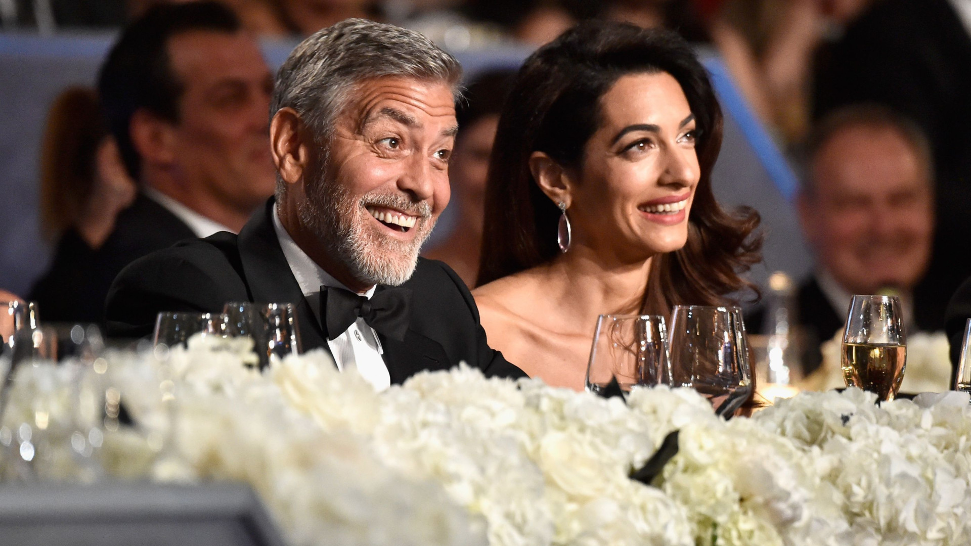 Amal Clooney é flagrada com filhos gêmeos